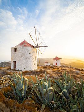 Zonsondergang bij de windmolens van Chora op het eiland Amorgos - Cycladen, Griekenland van Teun Janssen