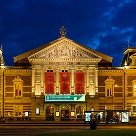 Concertgebouw Amsterdam in het blauwe uur gezien.  sur Jean-Paul Opperman