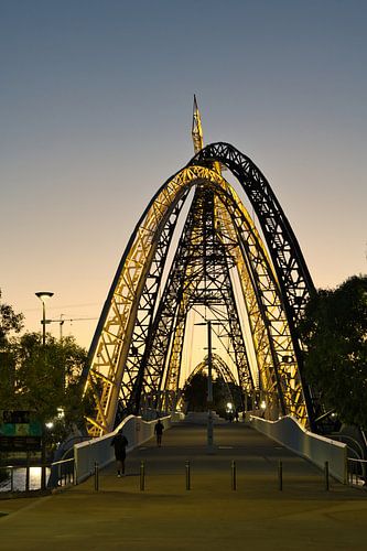 Op weg naar de verlichte Matagarup-brug