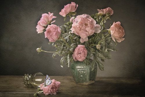 pivoines dans un pot de gingembre