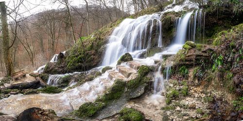 Panorama de la chute d'eau de Bad Urach en automne pendant les inondations