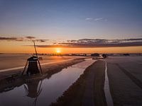 Achtkante molen bij zonsopkomst