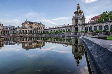 Spiegeling in een vijver in de Dresdener Zwinger in Dresden van Fotos by Jan Wehnert