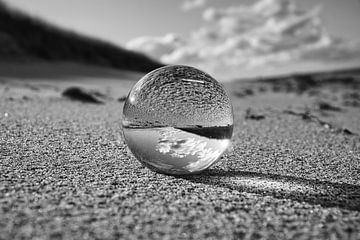 Glaskugel am Strand der Ostsee. Schwarz-weiß Fotografie. von Martin Köbsch