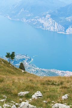 Blick vom Gipfel des Berges Monte Baldo auf den wunderschönen blauen Gardasee bei Malcesine