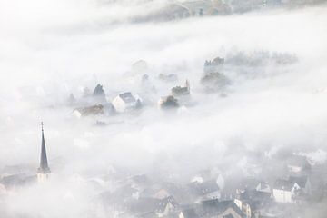 Mist over het dal in het dorp Wolf an der Mosel aan de Moezel in Duitsland van Bas Meelker