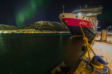 Postschiff MS Nordlys im Hafen von Tromsø von Mart Houtman