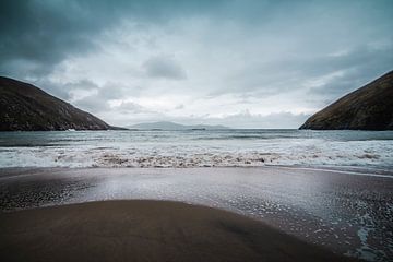 Prachtig strand in Ierland Achilestrand van Caroline Pleysier