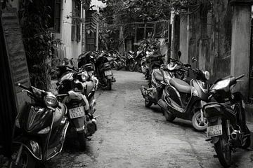 Steegje met scooters, Hoi An, Vietnam van Simone Diederich