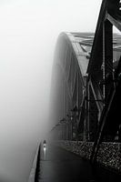 Kölner Hohenzollernbrücke im winterlichen Frühnebel
