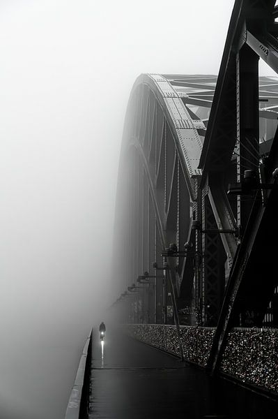 Kölner Hohenzollernbrücke im winterlichen Frühnebel von Marc Stoppenbach