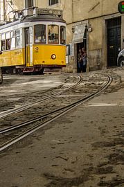 Tram in Lissabon von Eddie Smit