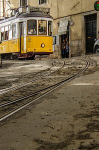 Tram in Lissabon van Eddie Smit