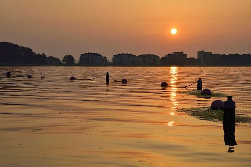Zonsondergang over het meer