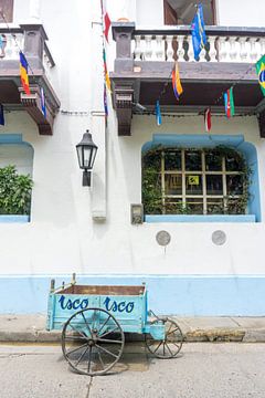Blauw vintage karretje in de straten van Cartagena van Elyse Madlener