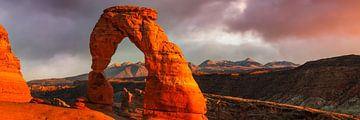 Delicate Arch bij zonsondergang, Arches National Park, Utah, VS van Markus Lange