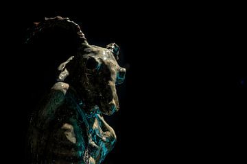 Faune. Sculpture en céramique d'une créature mythique sur fond noir. sur Noud de Greef