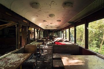 Restaurant in einem Zug Kabine. von Roman Robroek