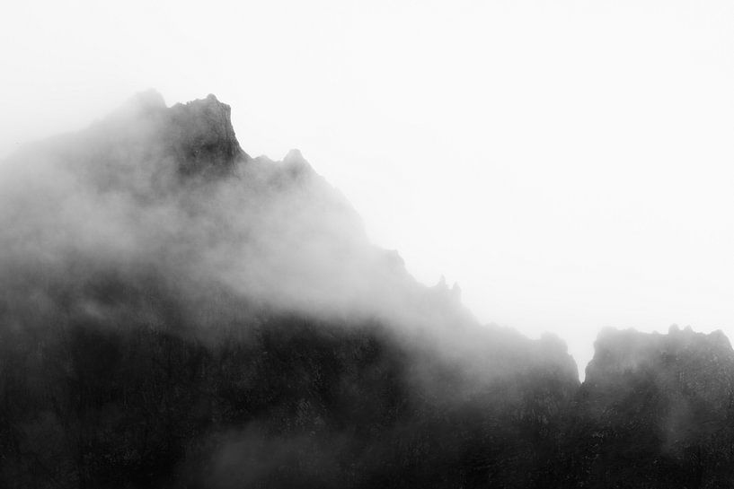 Nebel über Gebirgsformation von Shanti Hesse