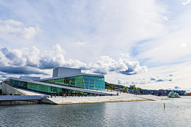 Blick über den Oslofjord auf das Neue Opernhaus in Oslo von Rico Ködder