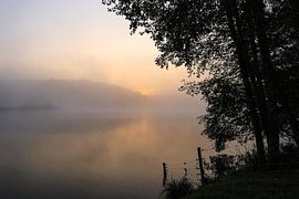 Aube d'une journée d'automne aux lacs de Schwackenreut près de Mühlingen - Bade-Wurtemberg sur BlattArt - Christine Horn