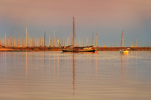 De haven van de Friese stad stad Stavoren in het avondlicht