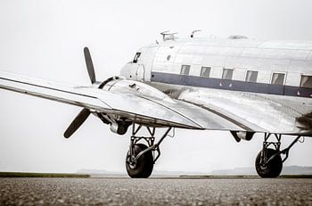 Aéronef propulseur Vintage Douglas DC-3 prêt à décoller
