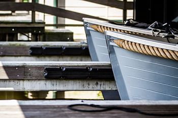 Houten zeilboten met dikke touwen aan de zijkant