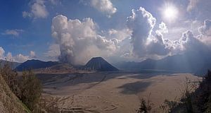 Uitbarsting van de Bromo vulkaan in het Tengger Semeru National Park.  van Wunigards Photography