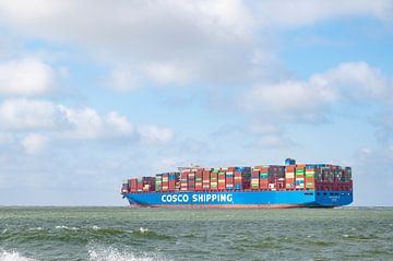 Containerschip verlaat de haven van Rotterdam voor de open Noordzee