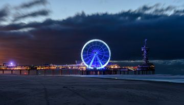 Avondfotografie: de verlichte Pier van Scheveningen. van Jaap van den Berg