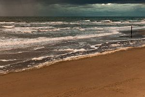 Aufregendes Meer bei Sonnenuntergang mit bedrohlichen Wolken
