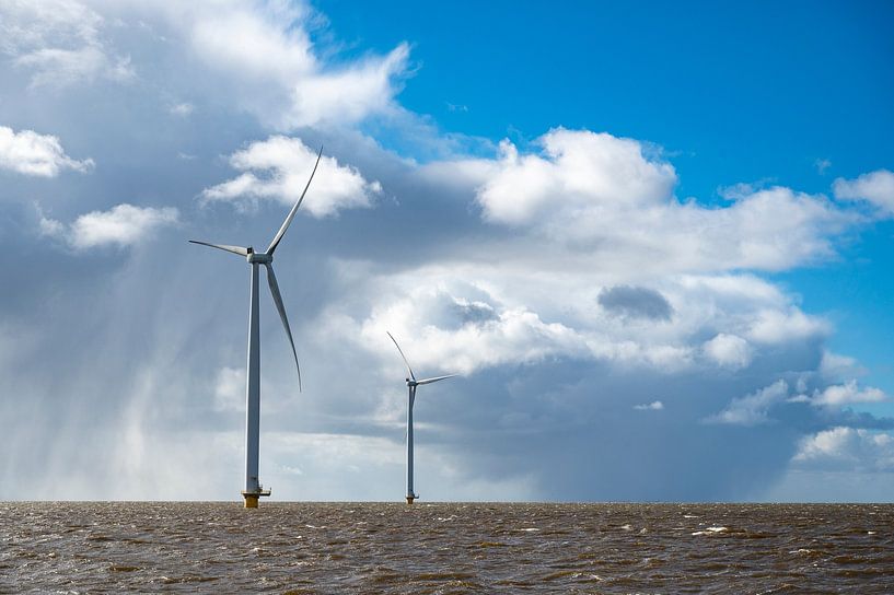 Offshore-Windkraftanlagen mit einem stürmischen blauen Himmel im Hintergrund von Sjoerd van der Wal Fotografie