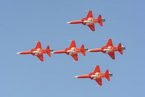 Patrouille de Suisse in actie tijdens AIR14. van Jaap van den Berg