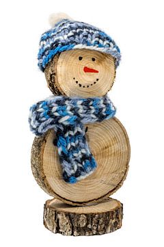 Handgemaakte sneeuwpop van houten schijfjes - met gehaakte muts en sjaal uitgesneden op wit