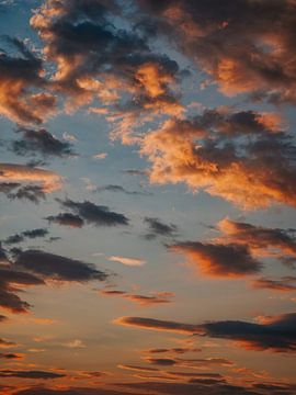 oranje wolken tijdens zonsondergang in Noorwegen van Anneloes van Acht