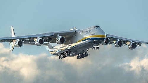 Imposante Antonov 225 vrachtvliegtuig.