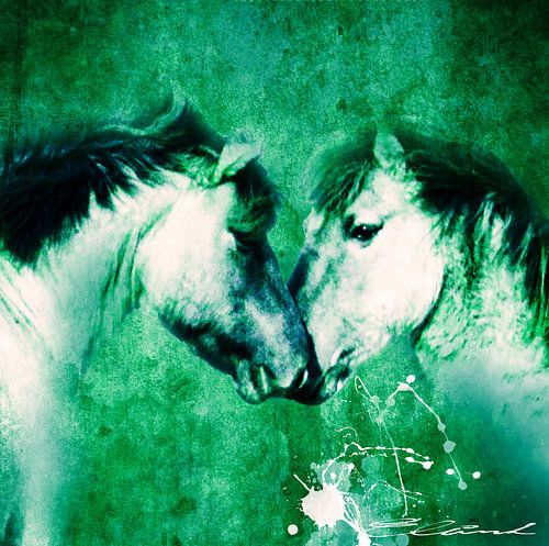 Pferde in grüner Landschaft