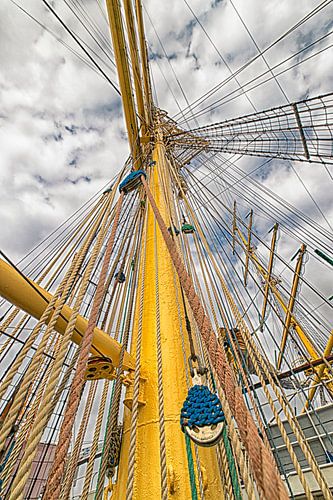 Scheepstouwen aan de mast - sail