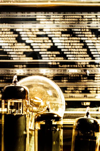 close up oude radio by mieke van't schip