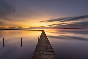 Jetée à Steendam sur le Schildmeer lors d'un coucher de soleil feutré