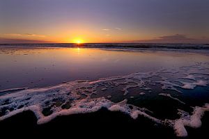 Sonnenuntergang Strand und Meer von Caroline van der Vecht