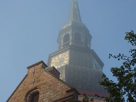 Kerk in ochtend nevel von Ad Steenbergen
