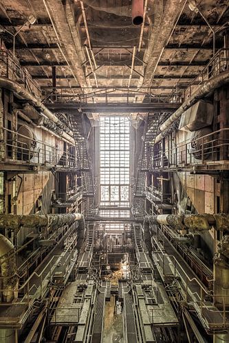 Binnen in een verlaten elektriciteitscentrale in Oost-Europa