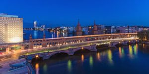Berlijn Oberbaumbrücke bij het blauwe uur van Jean Claude Castor