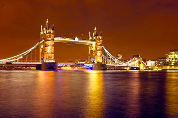 London bridge over de rivier de Theems in Londen bij avond van Eye on You