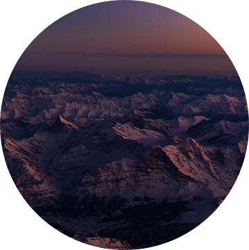 Luchtfoto over de Zwitserse Alpen bij zonsondergang van Denis Feiner