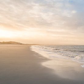 Sonnenuntergang am Strand von De Banjaard von John van de Gazelle