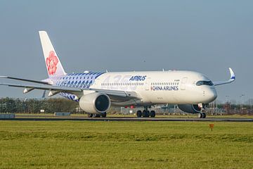 China Airlines Airbus A350 in Carbon Fibre-Airbus livery. van Jaap van den Berg