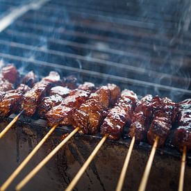 Tasty satay with chicken skewers on the barbecue by Ger Beekes